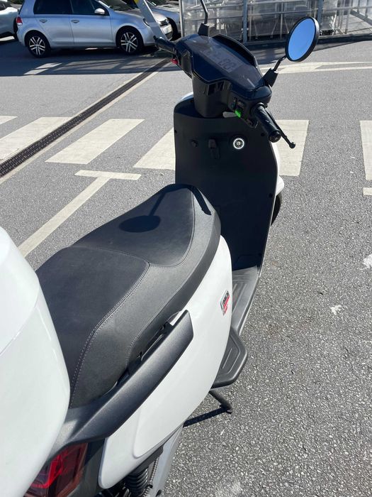 Moto Scooter Elétrica NIU MQI GT Sport com top case