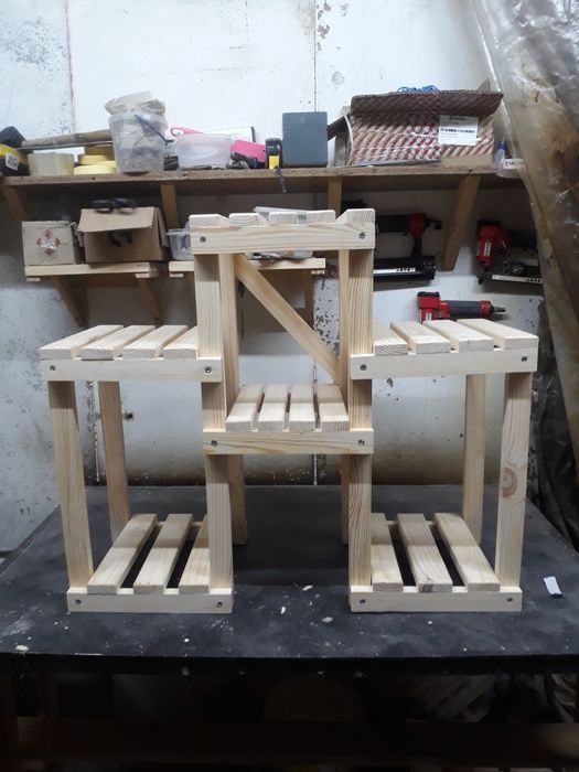 Етажерка, підставка для квітіа.