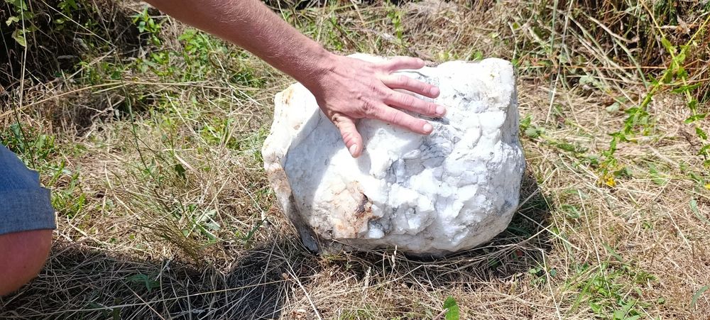 Vendo grande bloco de quartzo branco (quartzo leitoso) em bruto, com peso aproximado entre 70 e 80 kg