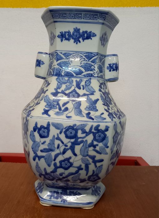Jarro alto azul e branco