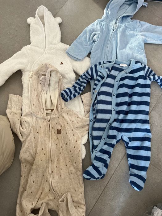 Одежда, игрушки, остатки памперсов, посуда для ребенка до года