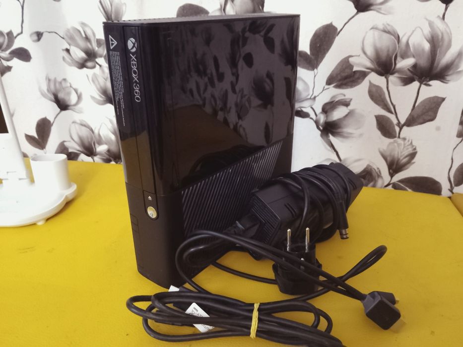 Продаю Xbox 360 E