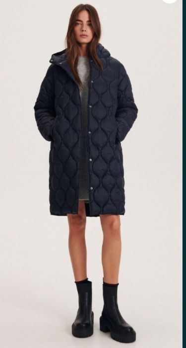 Reserved czarny pikowany z kapturem płaszcz rozmiar.S