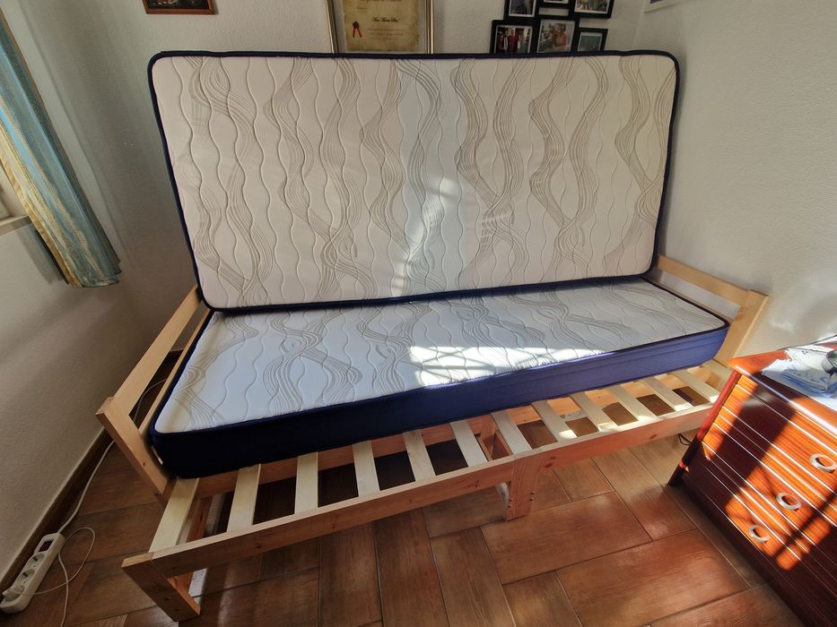 Cama de madeira e dois colchões
