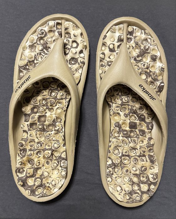 Шльпанці чоловічі вʼєтнамки з масажною підошвою.