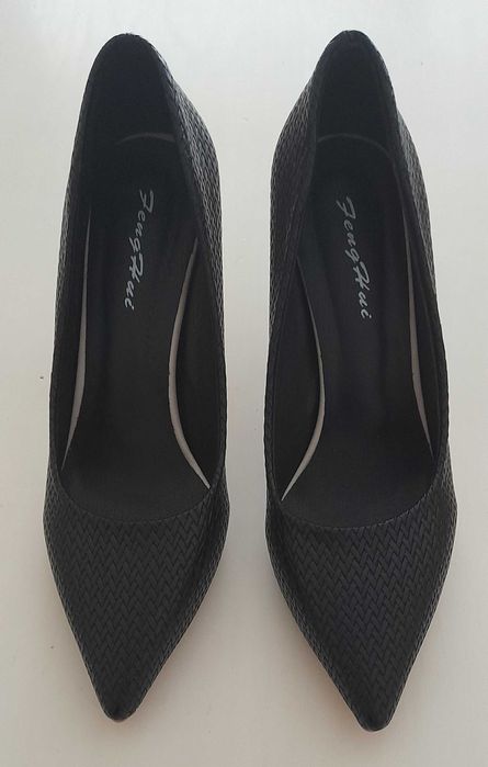 Sapatos pretos com textura