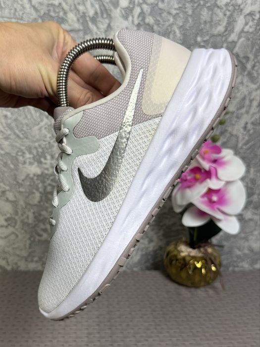 Nike Revolution 6 кроссовки 39 размер беговые бежевые