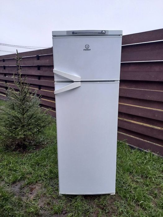 Холодильник Indesit
