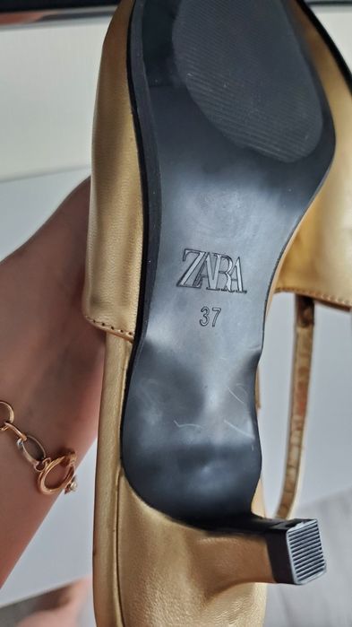 Нові жіночі слінгбеки від Zara в Gold  кольорі.