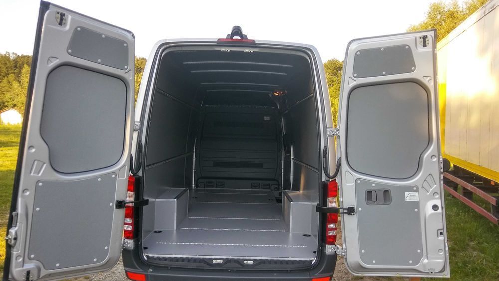 Zabudowa ze sklejki laminowanej busa MB Sprinter L3H2 KNAUTECH