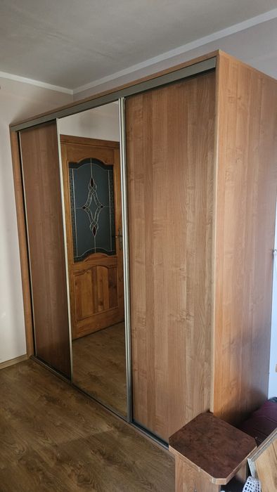 Szafa z lustrem przesuwna 3 drzwiowa