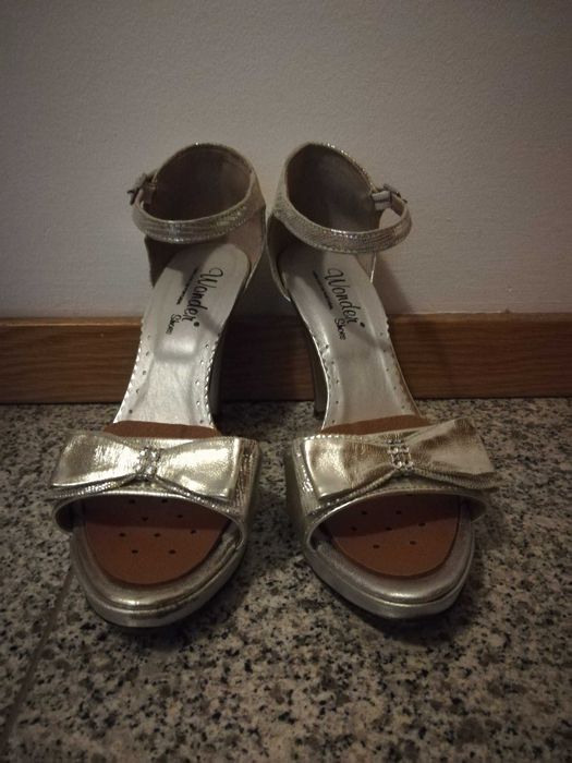 sandálias prateadas