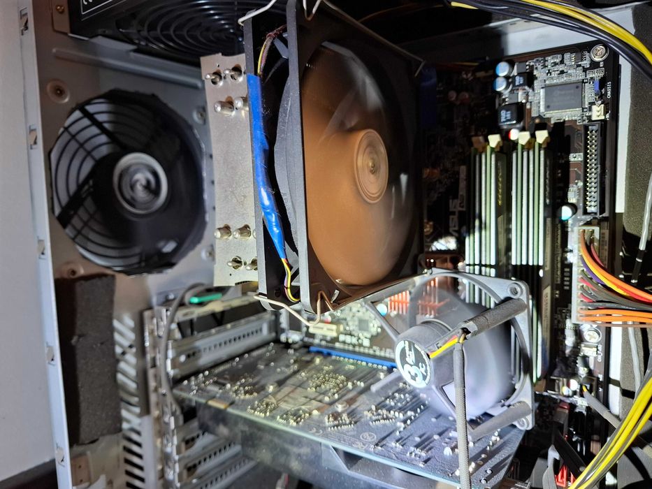 Kartę graficzną Galaxy GeForce 9600 GT 512 MB.