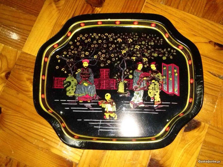 Pequena travessa de aperitivos com motivos orientais