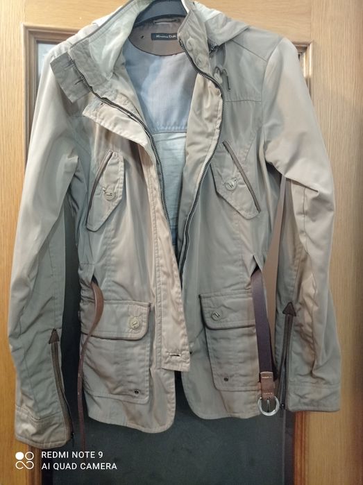 Massimo Dutti. Impermeável com cinto central em pele.

Em bom estado.