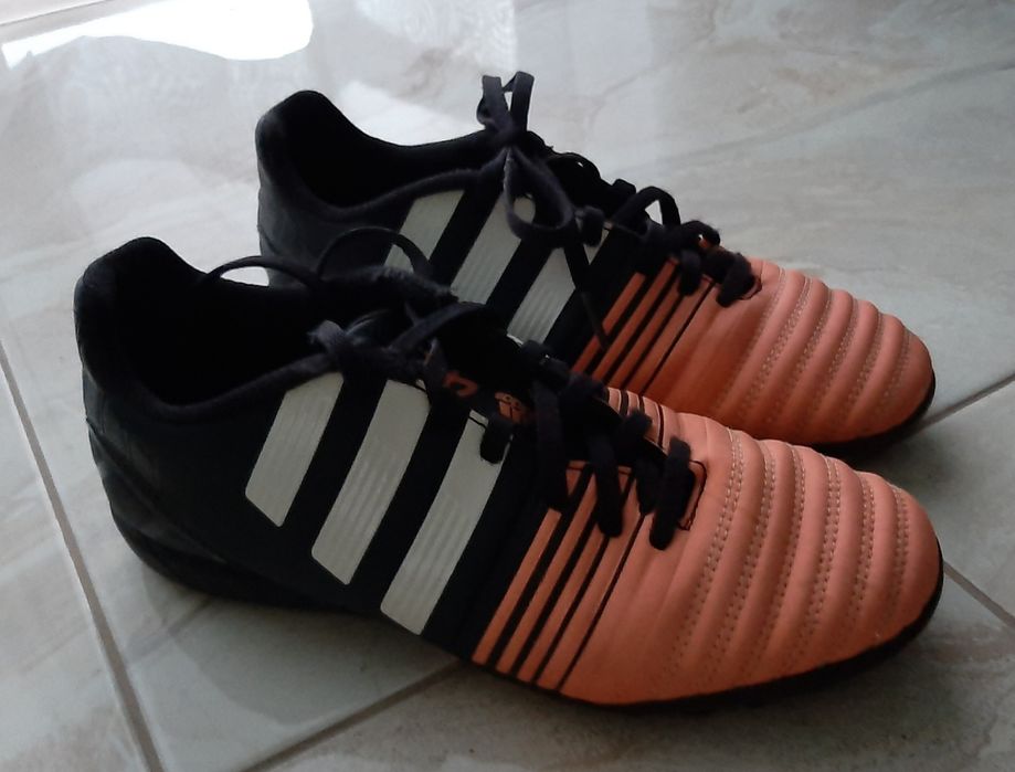 Buty sportowe adidas.