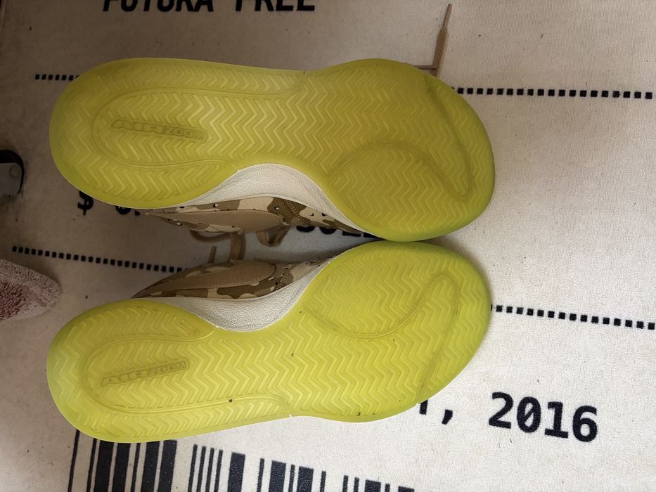 Баскетбольні кросівки Nike book1