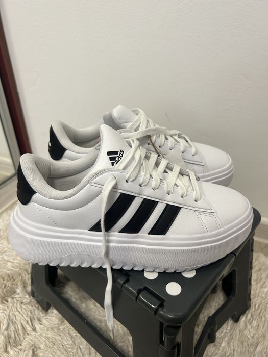 Sneakersy białe adidas r 38 2/3