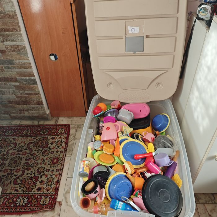 Caixa com 120 l com brinquedo