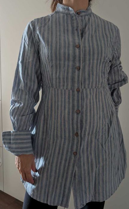 Túnica com vários pormenores nas mangas