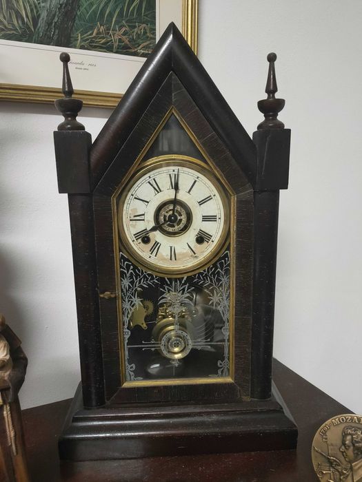 Relógios e estatuetas