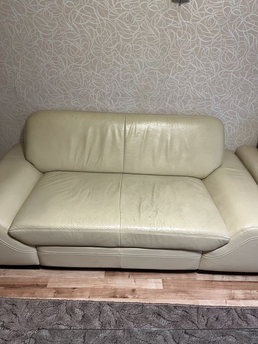 Шкіряний диван в крісло