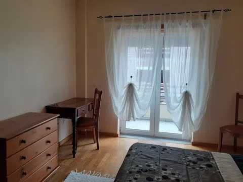 Arrenda-se quarto com boas condições
