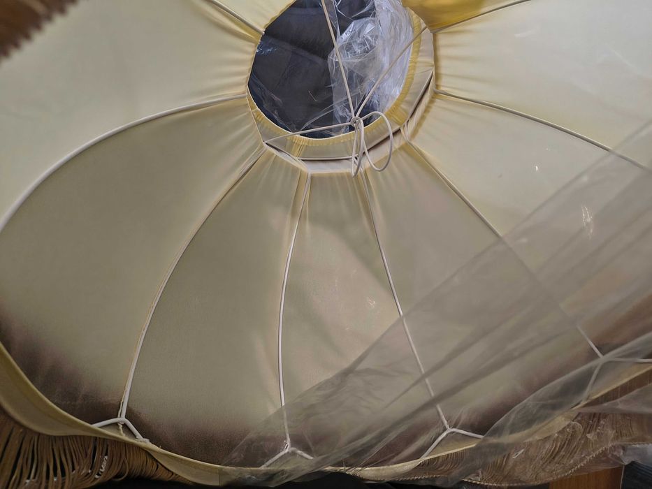 Abażur satynowy z frędzlami