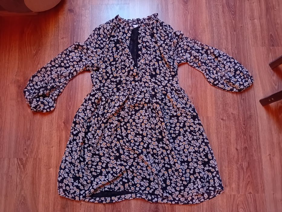 Elegancka sukienka jesienna Mango kwiatki stokrotki