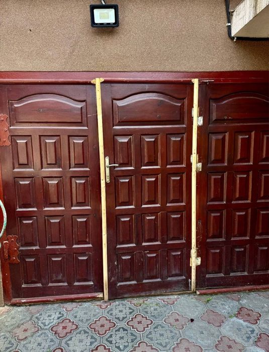 Гаражні ворота деревʼяні