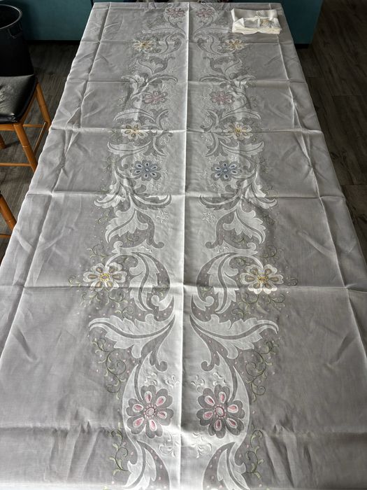 Toalha de mesa em linho e organdy com bordado da Madeira