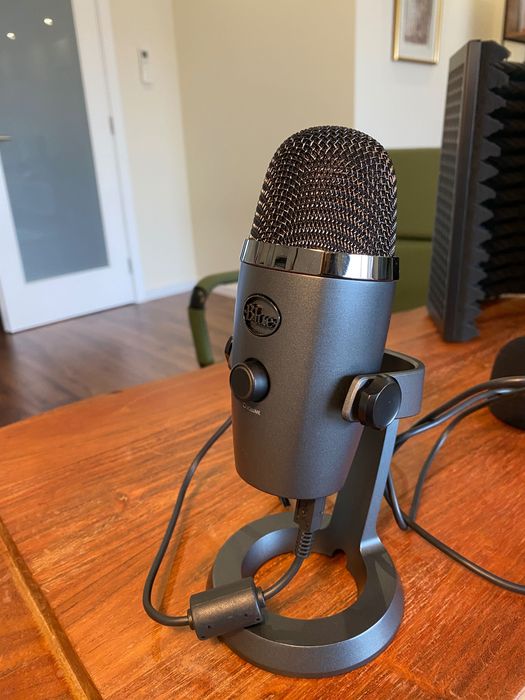 Kit podcaster: microfone Blue Yeti + pop filter + isolamento acústico
