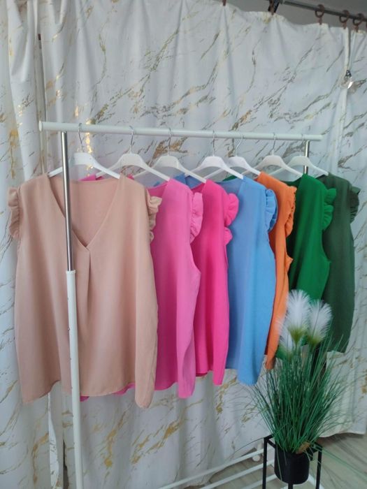 Bluzki z dekoltem V i krótkim rękawem