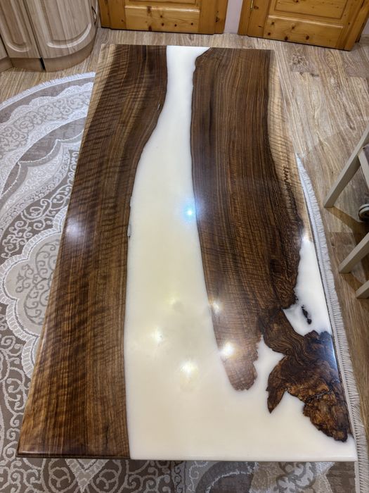 Стіл з горіха і епоксидної смоли