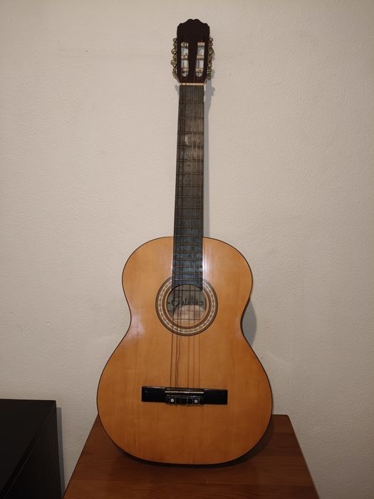 Guitarra acústica com saco de transporte marca Galicia