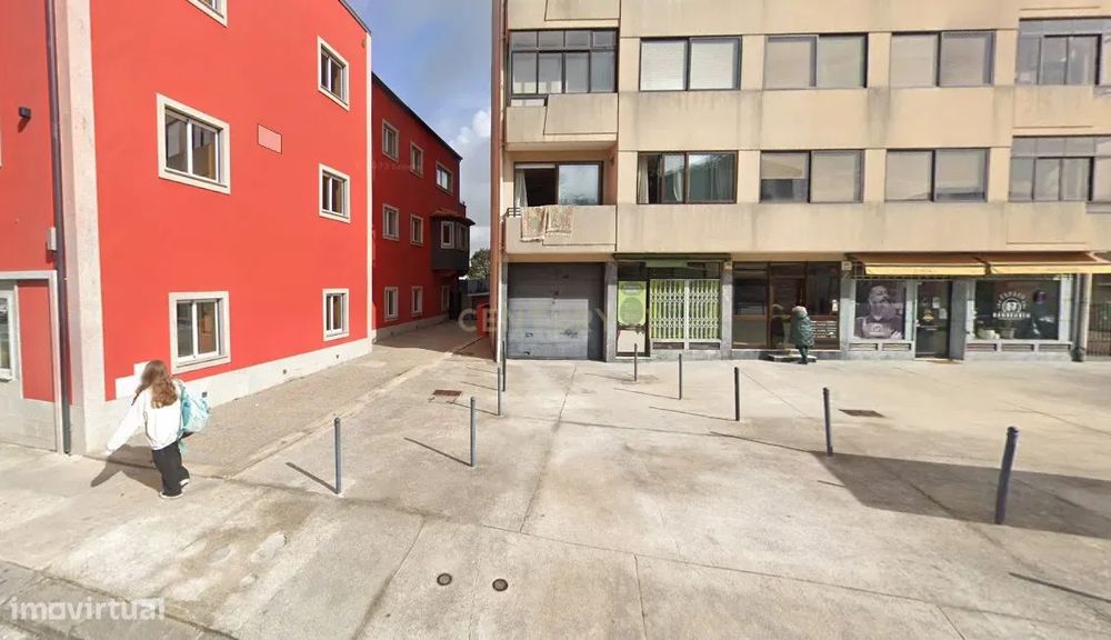 Garagem para 14 carros com arrumos e WC