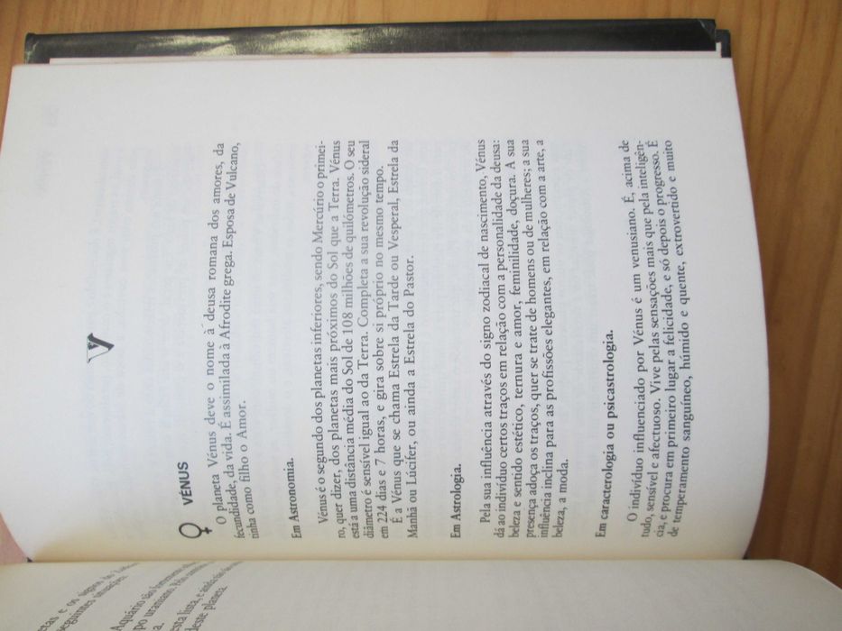 Dicionário de Astrologia, de Michèle Curcio