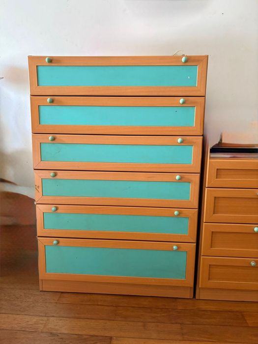 Cómoda com gavetas e mesa de cabeceira