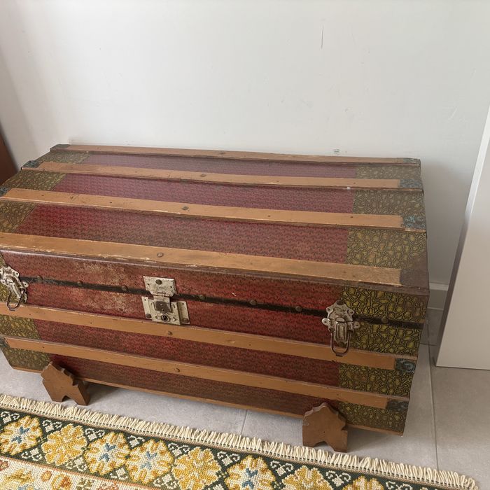 Arca antiga de madeira e latão