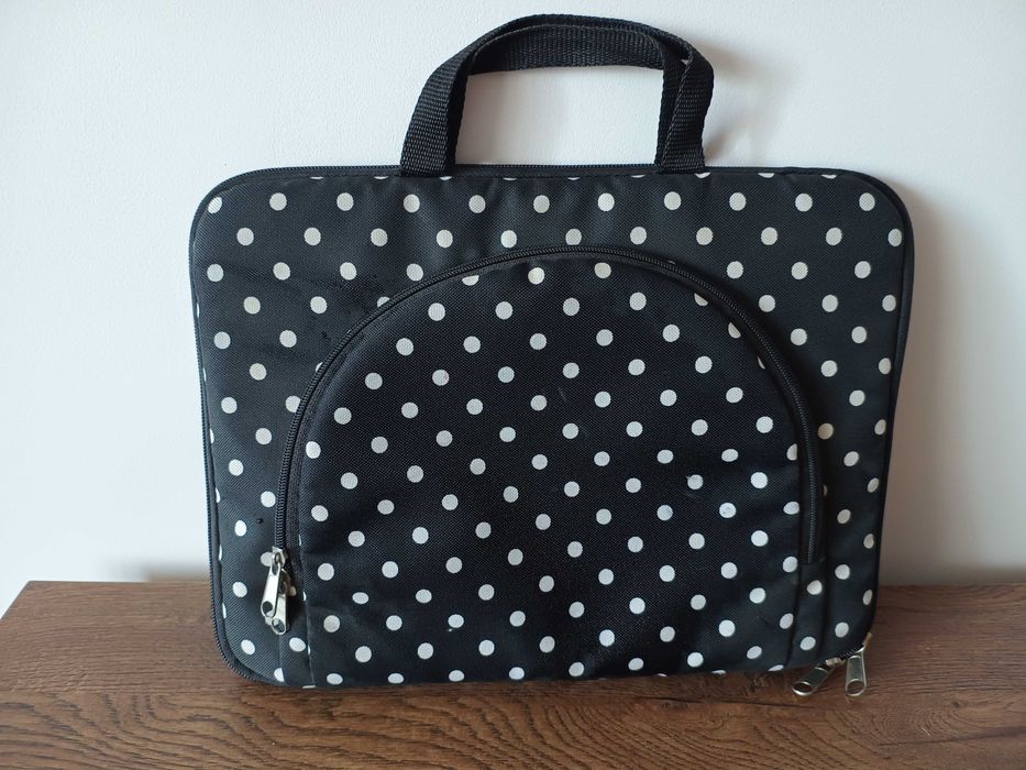 Estetyczna i praktyczna torba na laptopa w grochy w stylu retro