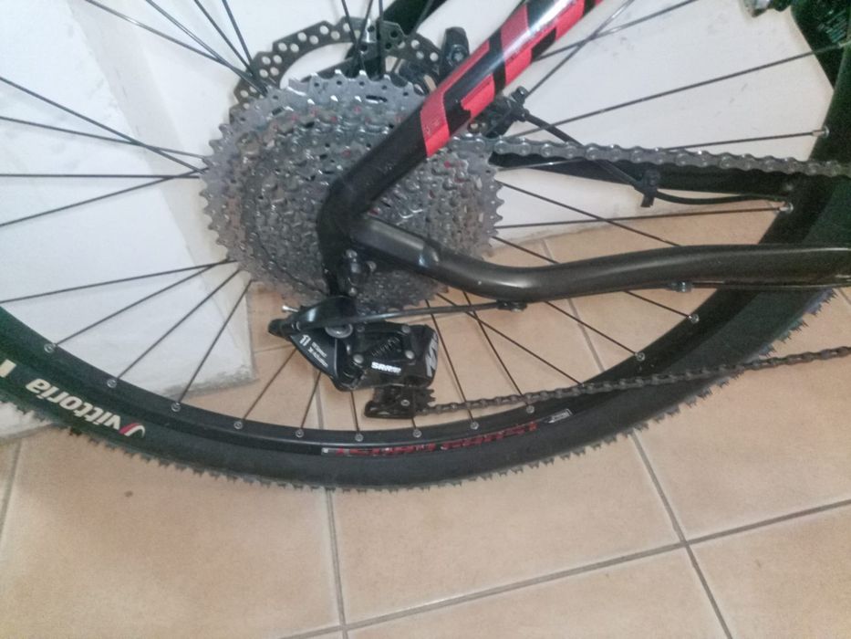Bike aro 29 quadro de alumínio,  suspensão fox com broqueio no guião  12v