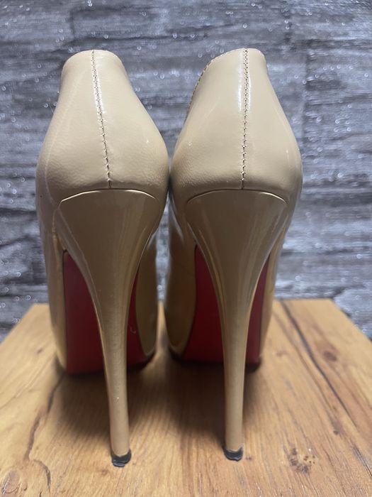 Туфлі Лабутени, на високих каблуках