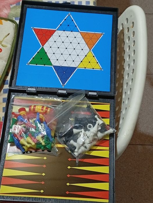 Tabuleiro com várias peças de vários jogos tudo novo