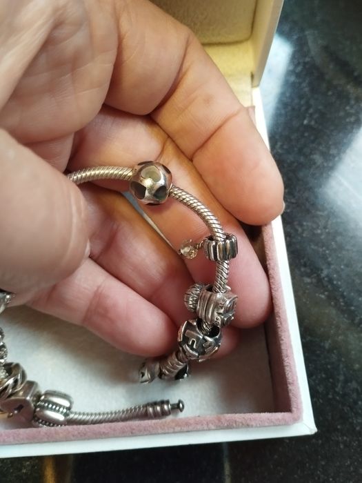 Pulseira Pandora, com 11 peças originais.