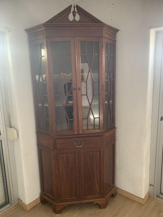 Cristaleira de canto antiga