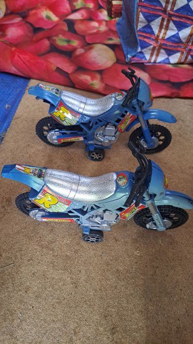 2 motas - brinquedos