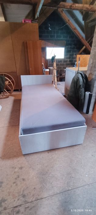 Łóżko, meble, koce