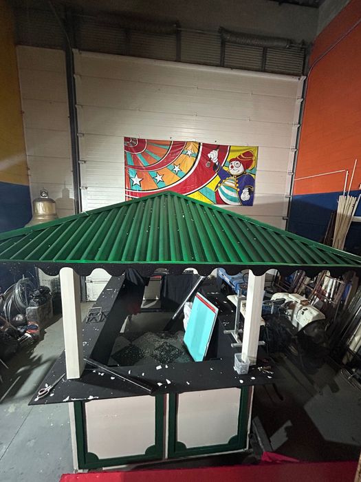 Quiosque aberto com balcão fixo