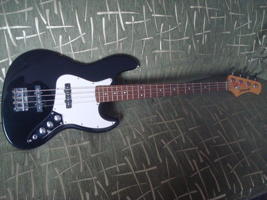 Продам бас гитару Jazz Bass