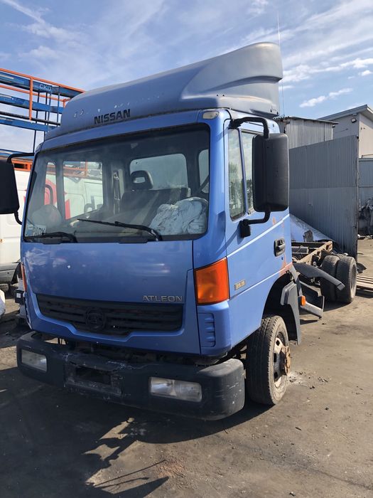 Szyba karoseryjna tył lewa Nissan Atleon II 06-13